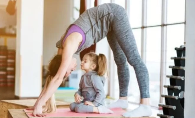 posture chien tête en bas bisous- yoga parent enfant